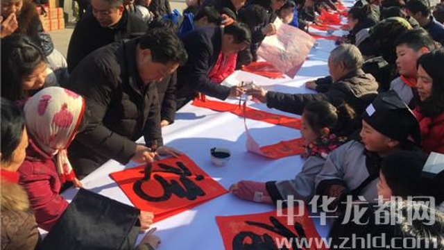 書法家揮毫送“?！?眾市民喜領(lǐng)春聯(lián)