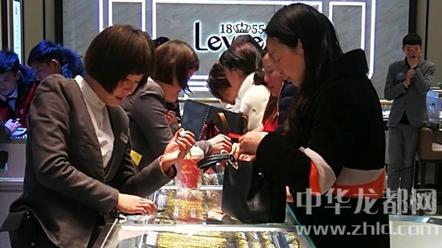 臨近春節(jié)，周口消費(fèi)市場(chǎng)紅似火