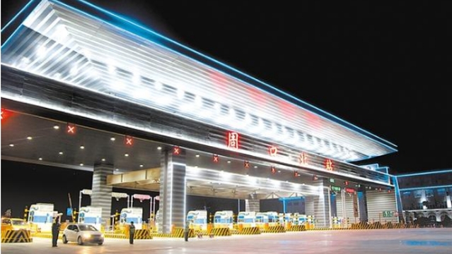 周口北收費站流光溢彩，一派迎接省十三運會的喜慶氛圍