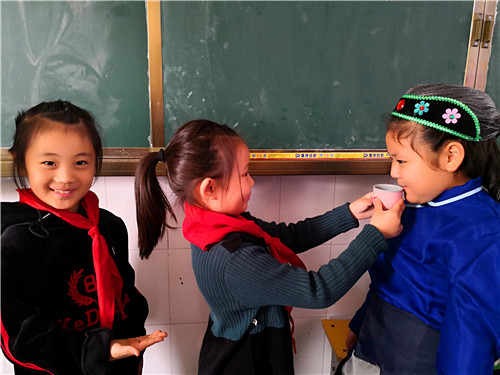 周口：小學(xué)生扮演“爺爺、奶奶” 感受重陽敬老情