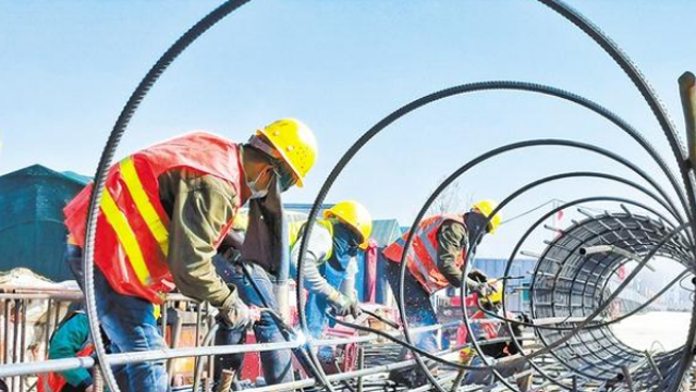 致敬！高溫下的建設(shè)者